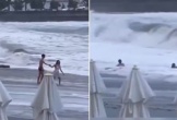 Đi dạo trên bãi biển cùng bạn trai, cô gái bị sóng cuốn trôi