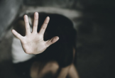 Bé gái 7 tuổi bị cưỡng hiếp khi đang ngủ cạnh mẹ, nghi phạm là người không ai ngờ tới