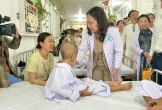 Phó chủ tịch nước Võ Thị Ánh Xuân tặng quà trung thu cho bệnh nhi tại Cần Thơ