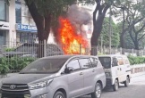 Xe 5 chỗ bất ngờ cháy khi dừng trước chung cư