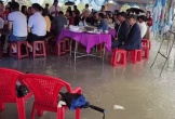 Mưa lũ ngập rạp cưới Quảng Trị, quan khách xắn quần ngồi ăn cỗ