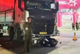 Tai nạn giữa ôtô tải với xe máy, 3 người bị thương, 1 người chết
