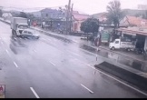 Hàng loạt xe mất lái 'húc' vào nhau trên đường trơn trượt