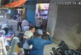 Trung Quốc: Bị ô tô cán trúng người, thanh niên đi xe máy sống sót khó tin