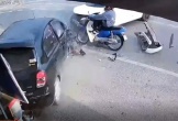 Hai ô tô đâm nhau trực diện, người đi xe máy thoát chết khó tin