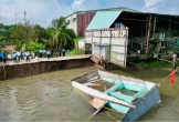 Sạt lở kéo một căn nhà xuống sông