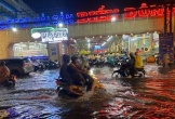 Mưa lớn kéo dài, nhiều đường ở Cần Thơ ngập sâu, hàng loạt xe 'chết máy'