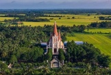 Nhà thờ nằm giữa ruộng lúa chín vàng ở Trà Vinh