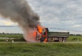 VIDEO: Xe ben bất ngờ bốc cháy khi đang chạy trên đường, tài xế nhảy khỏi cabin thoát thân
