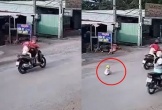 Người phụ nữ thả bé 1 tuổi bò giữa đường rồi phóng xe bỏ đi