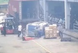 Kiện hàng từ trên xe container rơi xuống đè 2 người thương vong