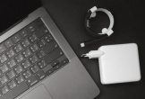 Sạc iPhone bằng bộ sạc của MacBook sẽ gây cháy nổ, hư pin?