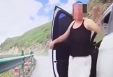Lái ô tô chạy lấn làn, nữ tài xế vung chân đá vào đuôi xe máy