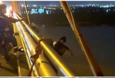 Giải cứu kịp thời người đàn ông có ý định nhảy cầu Cần Thơ tự tử