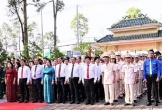 Nhiều hoạt động dâng hương tại Đền thờ Bác Hồ và các nghĩa trang liệt sĩ