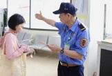 Bảo vệ bệnh viện phát loa hướng dẫn người bệnh, 'gây sốt' mạng xã hội