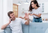 Tan vỡ vì những ông chồng thích 'phát loa' chuyện gia đình