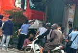 Xe đầu kéo va chạm ô tô con rồi lao lên vỉa hè tông chết người ngồi bên đường