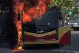 Clip: Cháy xe khách dữ dội gần tòa nhà Mường Thanh Khánh Hòa