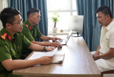 Mâu thuẫn giữa hai gia đình, nam thanh niên tạt sơn nhà hàng xóm