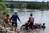 Thi thể nhân viên trường học cùng xe SH trôi trên sông