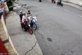 Hai đối tượng đi xe máy giật iPhone của thiếu nữ trước cổng công ty