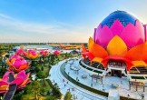 Cần Thơ: Bông sen khổng lồ đầy ấn tượng giữa lòng thành phố
