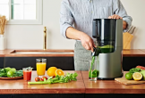 Giải nhiệt mùa hè nên mua máy ép chậm hay máy xay sinh tố?
