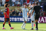 Messi bị chỉ trích vì hành động 'đòi thẻ đỏ' ở chung kết World Cup 2026