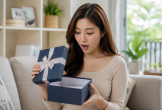 Chồng cũ đi du lịch về tặng một hộp quà, người phụ nữ mở ra thì tái mặt, vội trả luôn