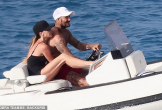 David Beckham và Victoria khiến dân tình nóng mặt với khoảnh khắc thân mật trên du thuyền