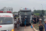 Xe 7 chỗ lật sau va chạm xe ben, 1 người tử vong, nhiều người bị thương