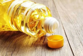 Dầu ăn mở nắp để được bao lâu? Nhiều người chỉ nhìn hạn sử dụng mà không biết điều này