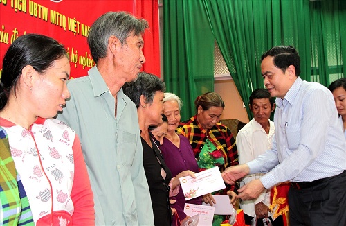 Chủ tịch Ủy ban Trung ương MTTQ Việt Nam Trần Thanh Mẫn trao quà Tết cho các gia đình